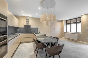 Apartment | Private kitchen | Fridge, microwave, oven, stovetop - Beautiful 1-bed Apartment in Golders Green, London (London)