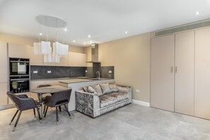Apartment | Private kitchen | Fridge, microwave, oven, stovetop - Beautiful 1-bed Apartment in Golders Green, London (London)