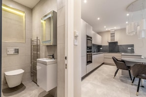 Departamento | Cocina privada | Refrigerador, microondas, horno y parrilla de estufa 