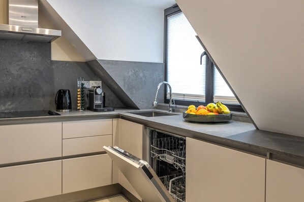 Departamento | Cocina privada | Refrigerador, microondas, horno y parrilla de estufa 