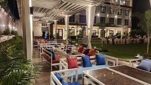 Outdoor dining - Alwar Vanyaevilas (Alwar)