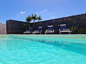 Utomhuspool och uppvärmd pool