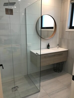 Haartrockner, Handtücher, Seife, Shampoo