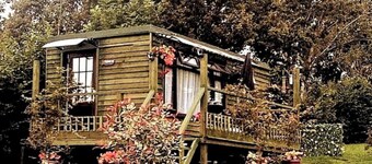 Peaceful en-suite cabin all mod cons. Close to and overlooking our fishing lake.