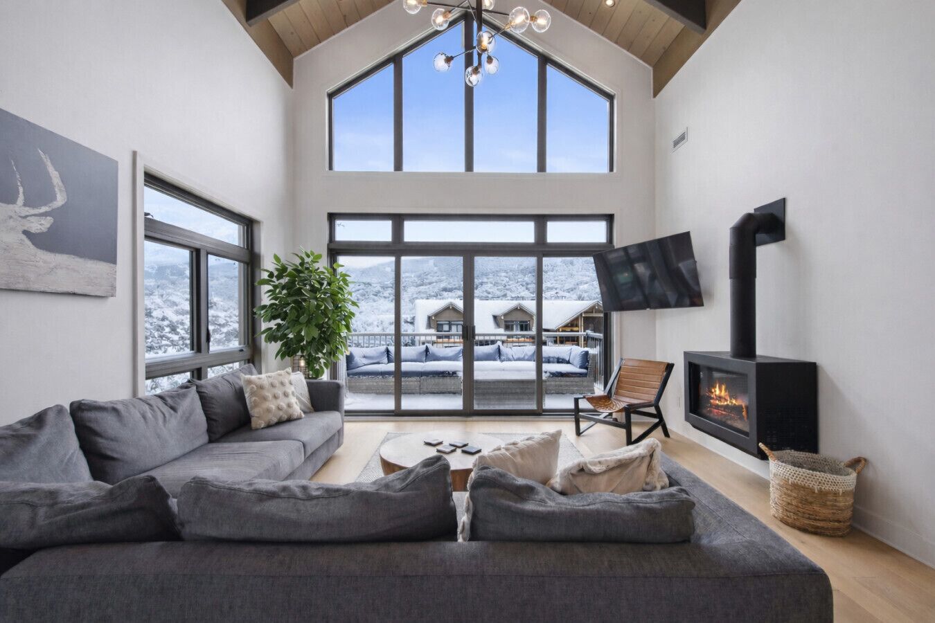 Smart TV, fireplace, stereo