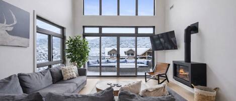 Smart TV, fireplace, stereo