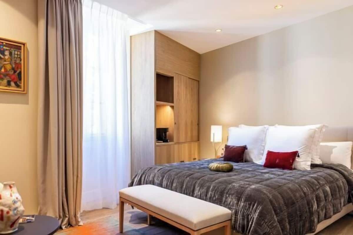 1 quarto, frigobar, cofres nos quartos, escrivaninha