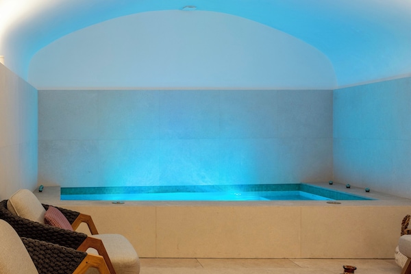 Hot tub, steam room, 1 treatment room, massages