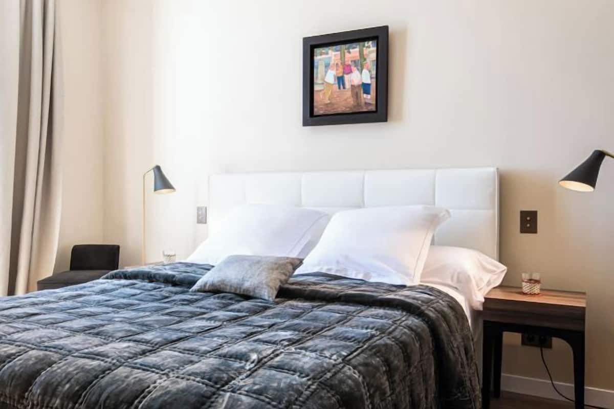 1 quarto, frigobar, cofres nos quartos, escrivaninha