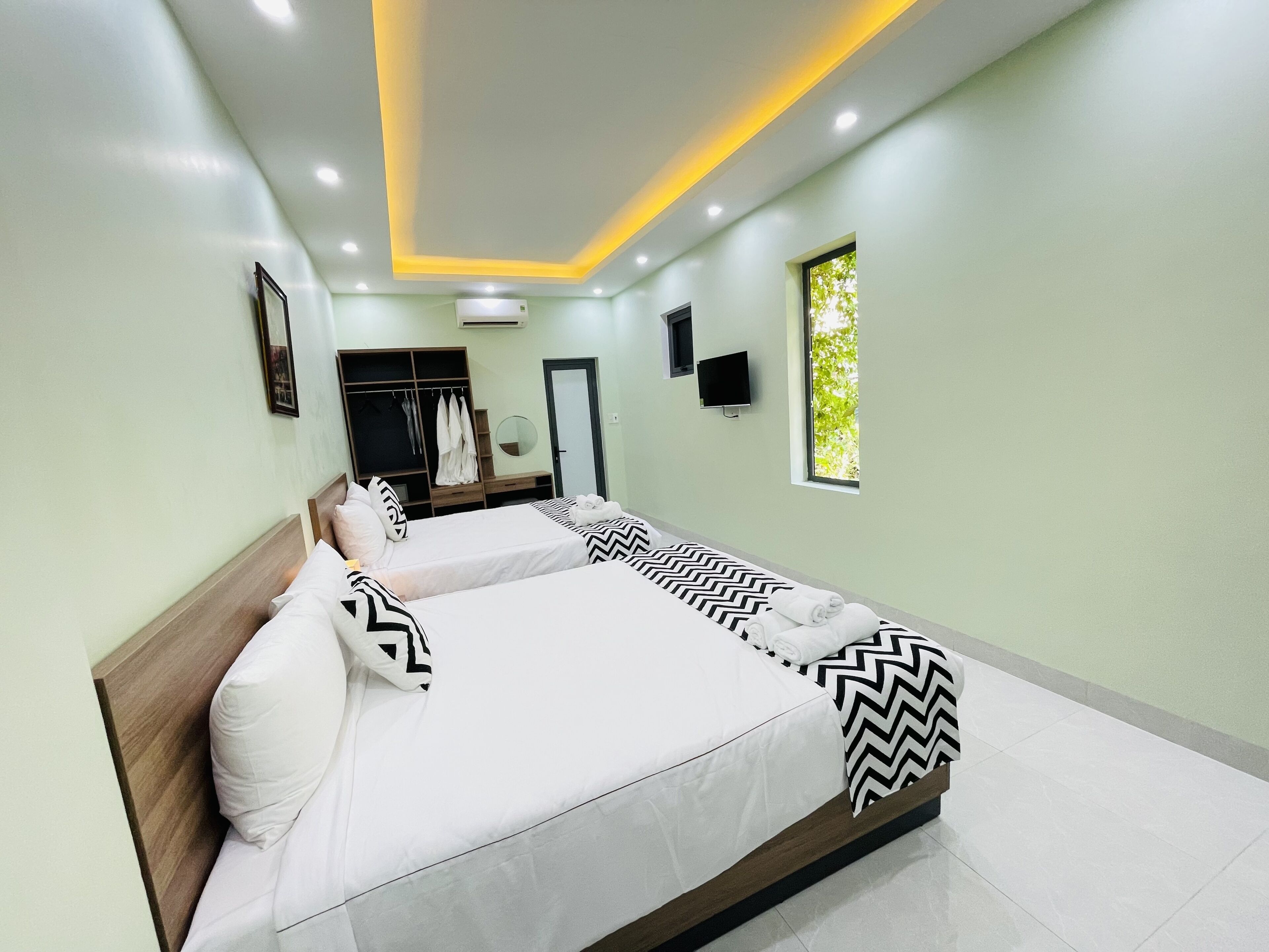 Phòng đôi dành cho gia đình | Minibar, két bảo mật tại phòng, bàn 