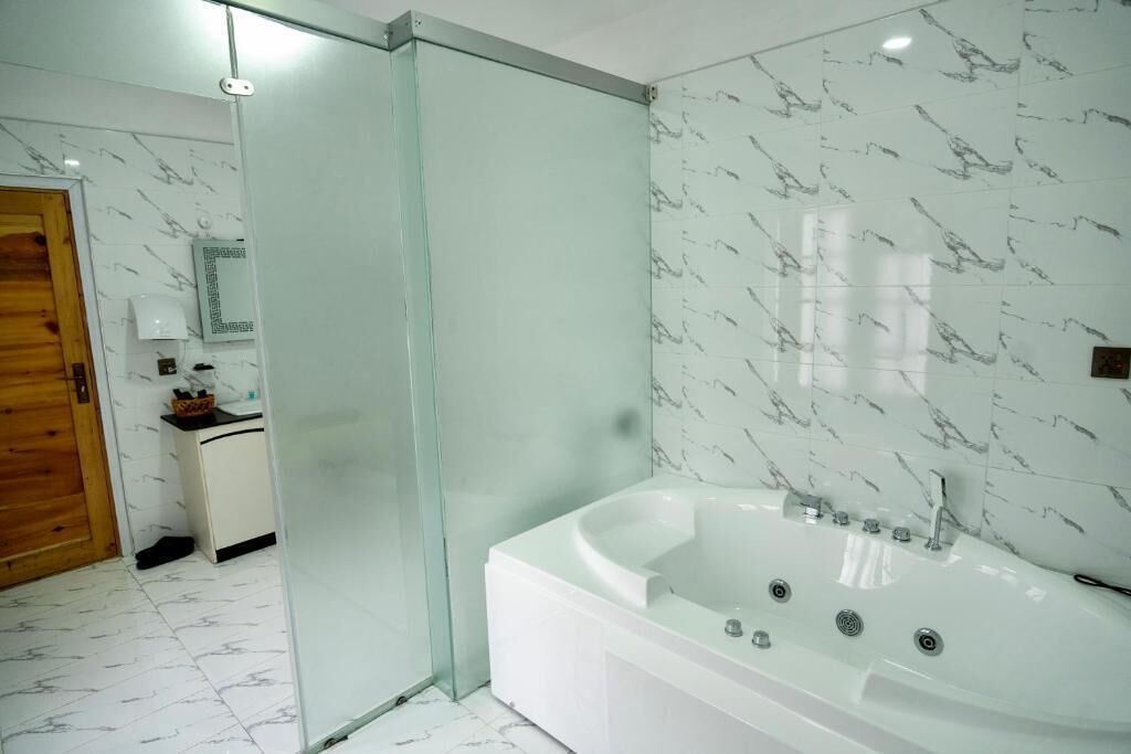 Habitación ejecutiva doble | Baño | Secador de pelo y zapatillas