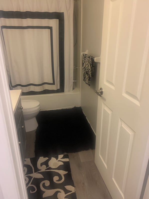 A bathroom with a toilet, a shower, and a door. - Cozy Luxury in peaceful Caledonia, 13 minutes away from Hamilton Airport (Caledonia)