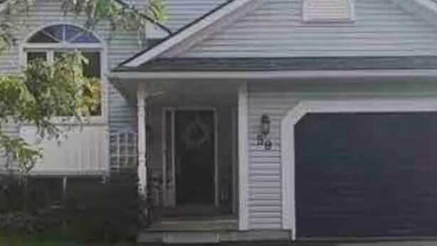 A single-story house with a garage door, a front porch, and a small front yard. - Cozy Luxury in peaceful Caledonia,  13 minutes away from Hamilton Airport  (Caledonia)