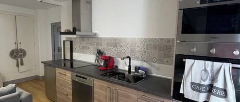 Geladeira, micro-ondas, fogão, cooktop