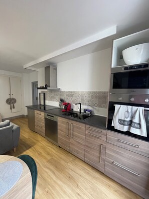 Fridge, microwave, oven, stovetop - Appartement Moderne Hyper Centre Ville Médiévale (Semur-en-Auxois)