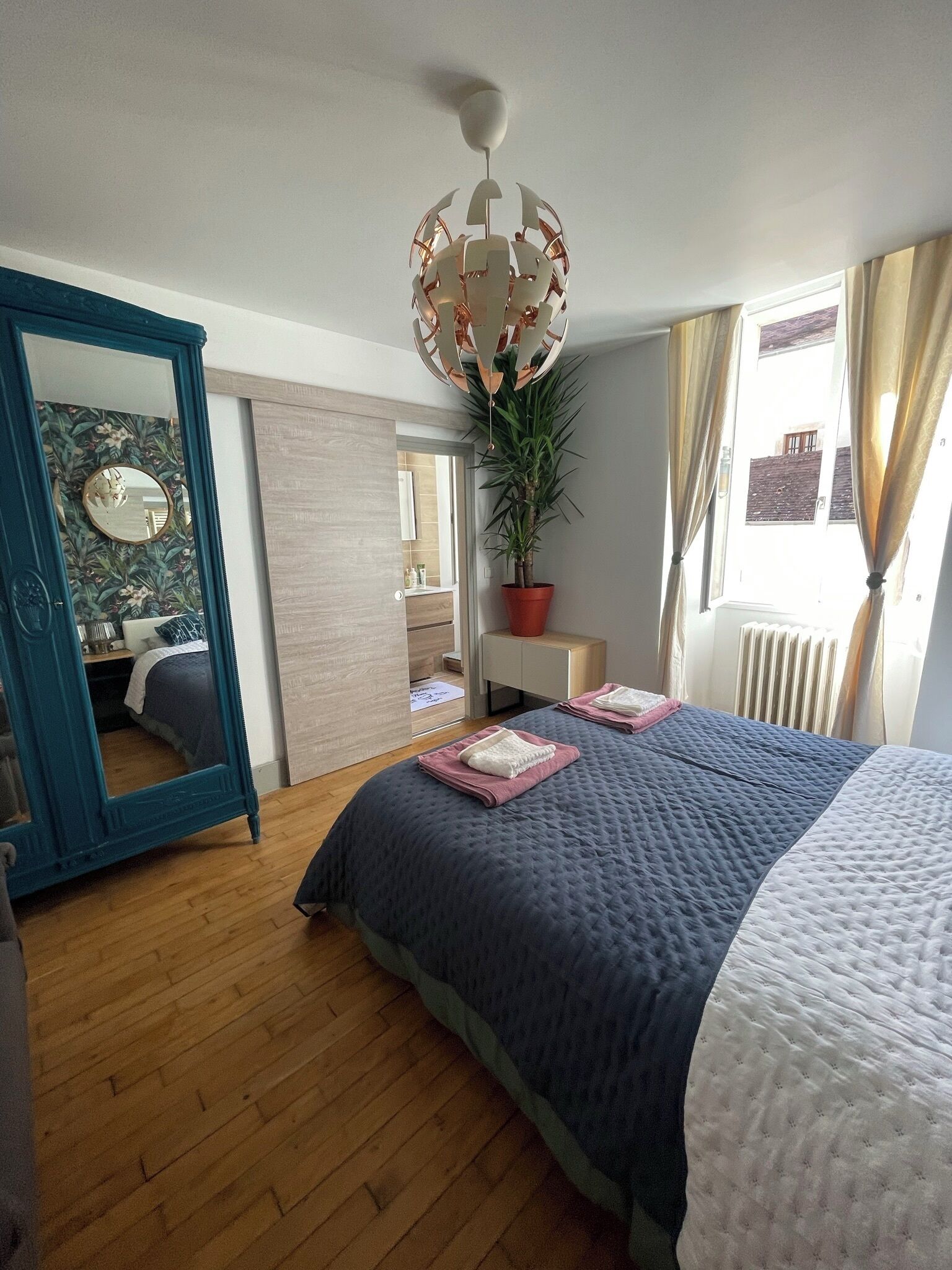 2 slaapkamers, een bureau, een strijkplank/strijkijzer, reisbedje