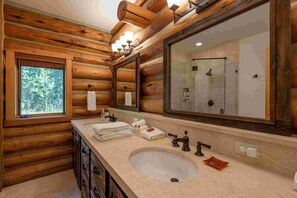 Douche, sèche-cheveux, serviettes fournies, shampoing