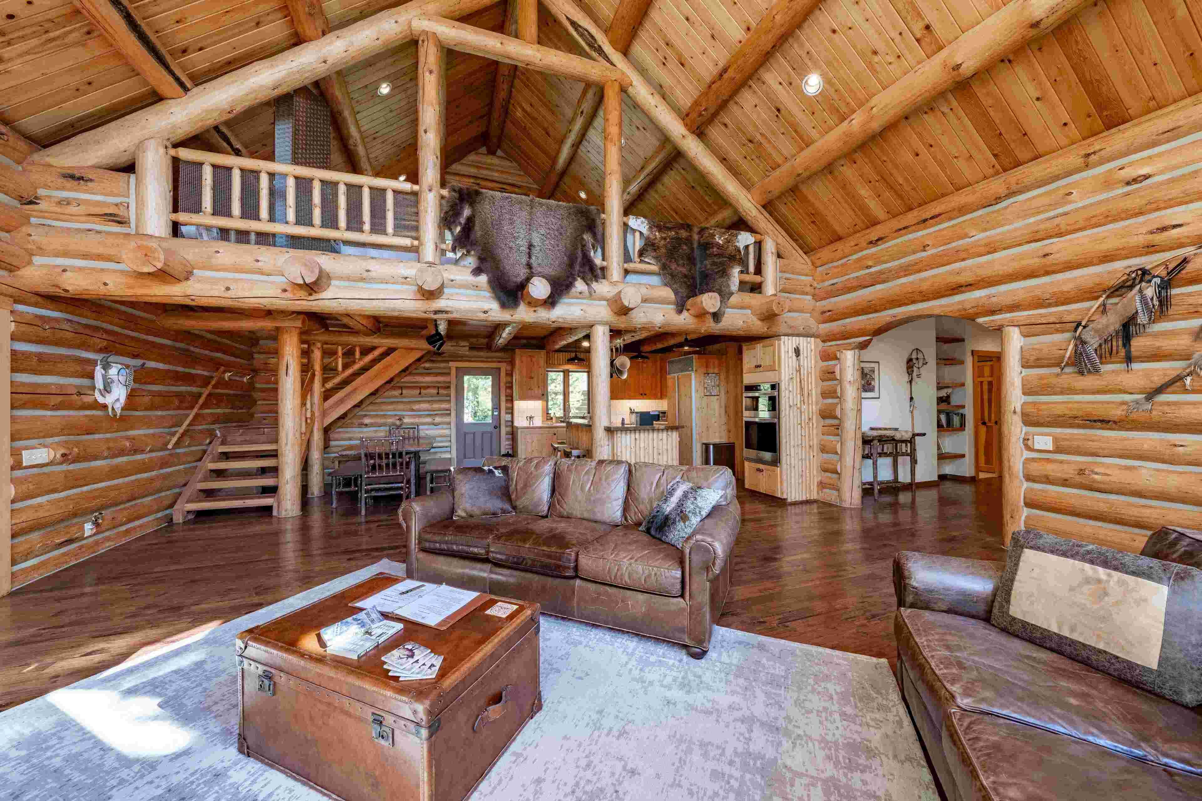 TV, peis, bøker og stereoanlegg