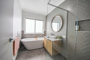 Bathtub, towels