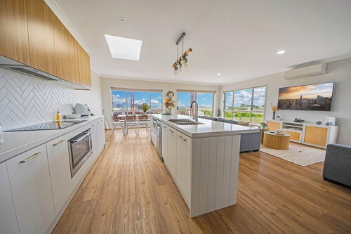 Contemporary retreat in idyllic coastal area