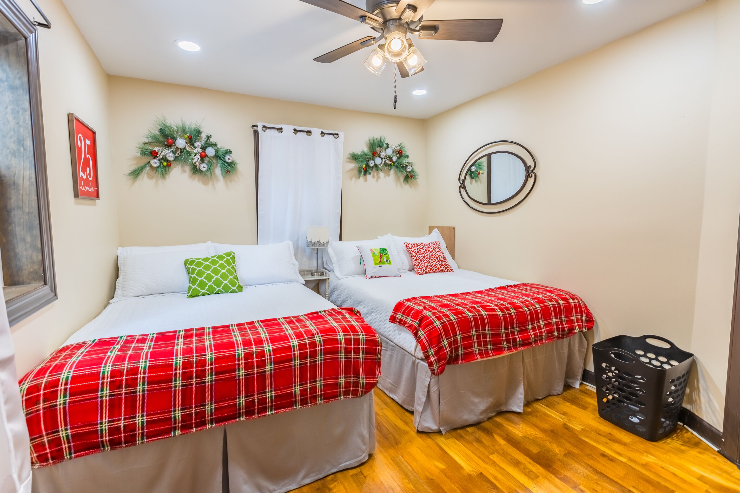 4 habitaciones, tabla de planchar con plancha y cuna de viaje 