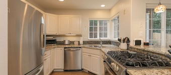 Fifth Avenue Retreat: Dog Friendly Frisco Townhome