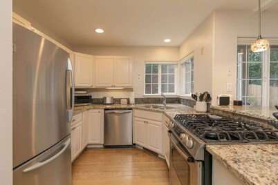 Fifth Avenue Retreat: Dog Friendly Frisco Townhome