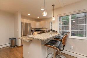 Réfrigérateur, micro-ondes, plaque de cuisson, lave-vaisselle