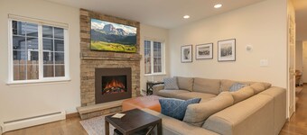 Fifth Avenue Retreat: Dog Friendly Frisco Townhome