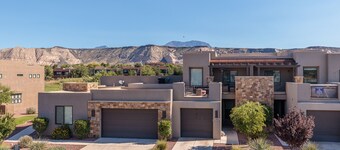 Sleeps 16 - 3BR w/ Fire Pit Balcony & Golf Views