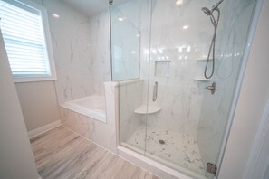 Combined shower/bathtub, towels - Make Waves for LESS 20% OFF!!! GOLF CART, Pool Heat/Chill Option, 4BR/4BA (St. George Island)