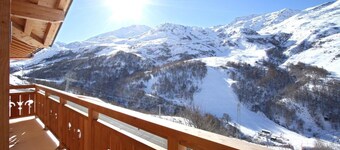 Chalet, balcony, fireplace or stove, parking, tv, ski locker, 150m², Les Menuires