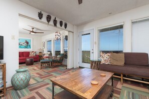 Apartment, Mehrere Betten, Balkon, Meerblick | Wohnbereich | 50-Zoll-Fernseher mit Kabelempfang