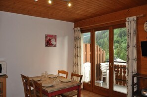 Dining - Ground floor, balcony, parking, tv, 50m², Châtel (Châtel)