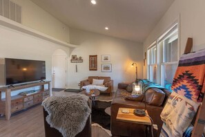 Living area - Beautiful Home, Fenced Yard, AC, Pet Friendly (Pagosa Springs)