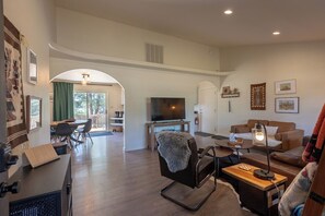 Living area - Beautiful Home, Fenced Yard, AC, Pet Friendly (Pagosa Springs)