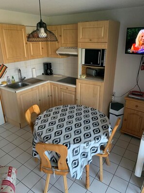 Fridge, microwave