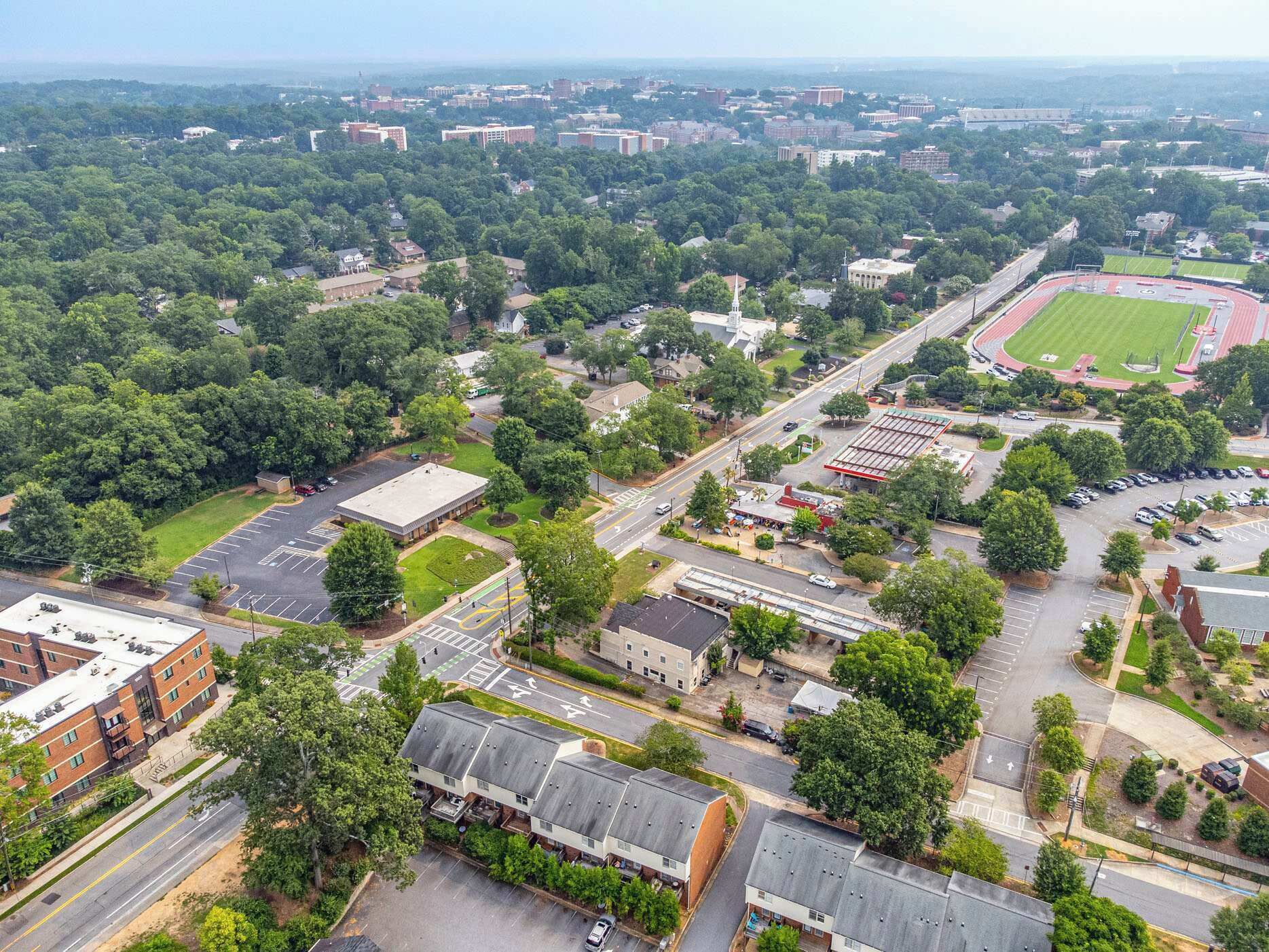 Vista aérea de un campus con edificios, carreteras y un campo deportivo.