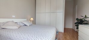 2 habitaciones, caja de seguridad en la habitación y escritorio 