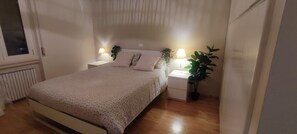 2 habitaciones, caja de seguridad en la habitación y escritorio 