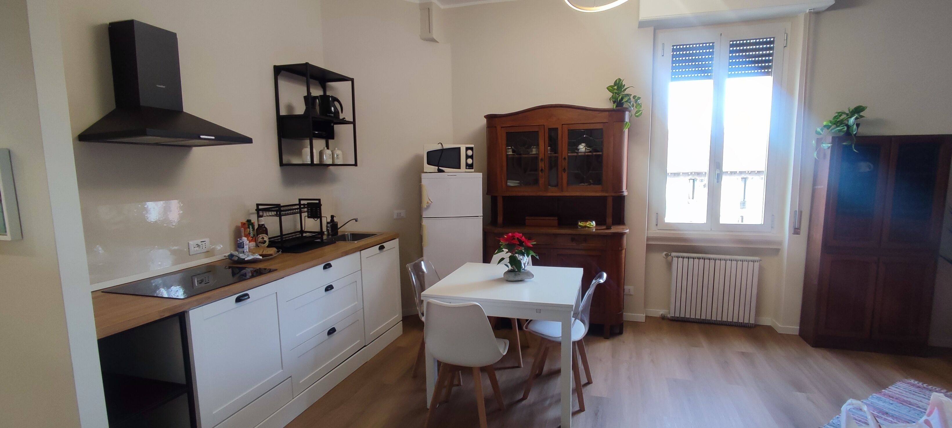 Cafetière/bouilloire, réfrigérateur, micro-ondes, plaque de cuisson