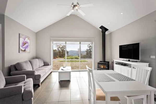 Cabaña panorámica | Zona de estar | Una televisión de pantalla plana, una chimenea, un reproductor de DVD