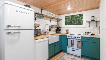 Cabin, nhiều giường, bếp, quang cảnh vườn (Tree Farm Duo) | Bếp riêng | Dụng cụ pha cà phê/trà