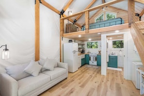 Cabin, nhiều giường, bếp, quang cảnh vườn (Tree Farm Duo) | Khu phòng khách