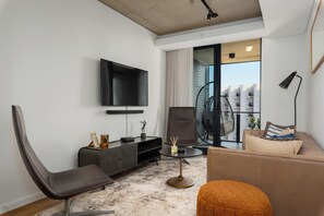 Grand Apartment | Living area - 529 Station House (Cape Town)