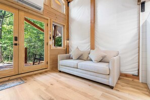 Kabin, 1 Tempat Tidur King dengan tempat tidur Sofa, patio, pemandangan gunung (Hidden Hollow) | Area keluarga