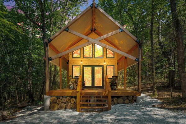 Terrace/patio - Hidden Hollow - Desirable Ozark Glamping! (Walnut Shade)