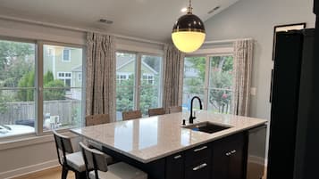 Réfrigérateur, lave-vaisselle, essuie-tout, îlot de cuisine