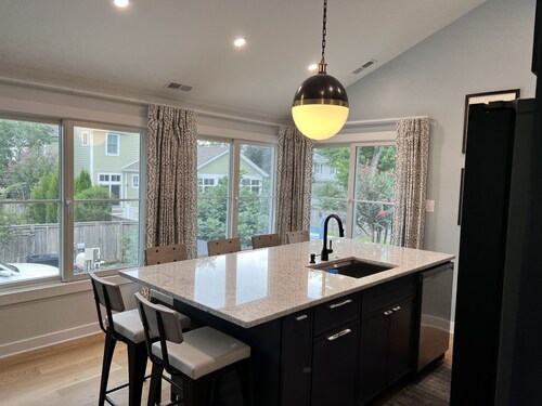 Beautiful Apt 2 1/2 Blocks to Beach, Close to Downtown