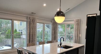 Beautiful Apt 2 1/2 Blocks to Beach, Close to Downtown